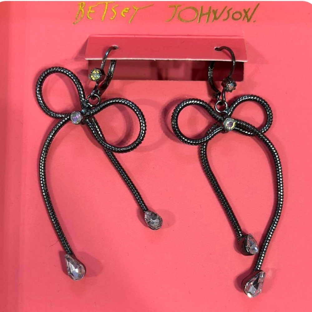 ❇️🧚‍♀️Betsey Johnson Hematite Bow Drop  Earrings NWT/NIB
